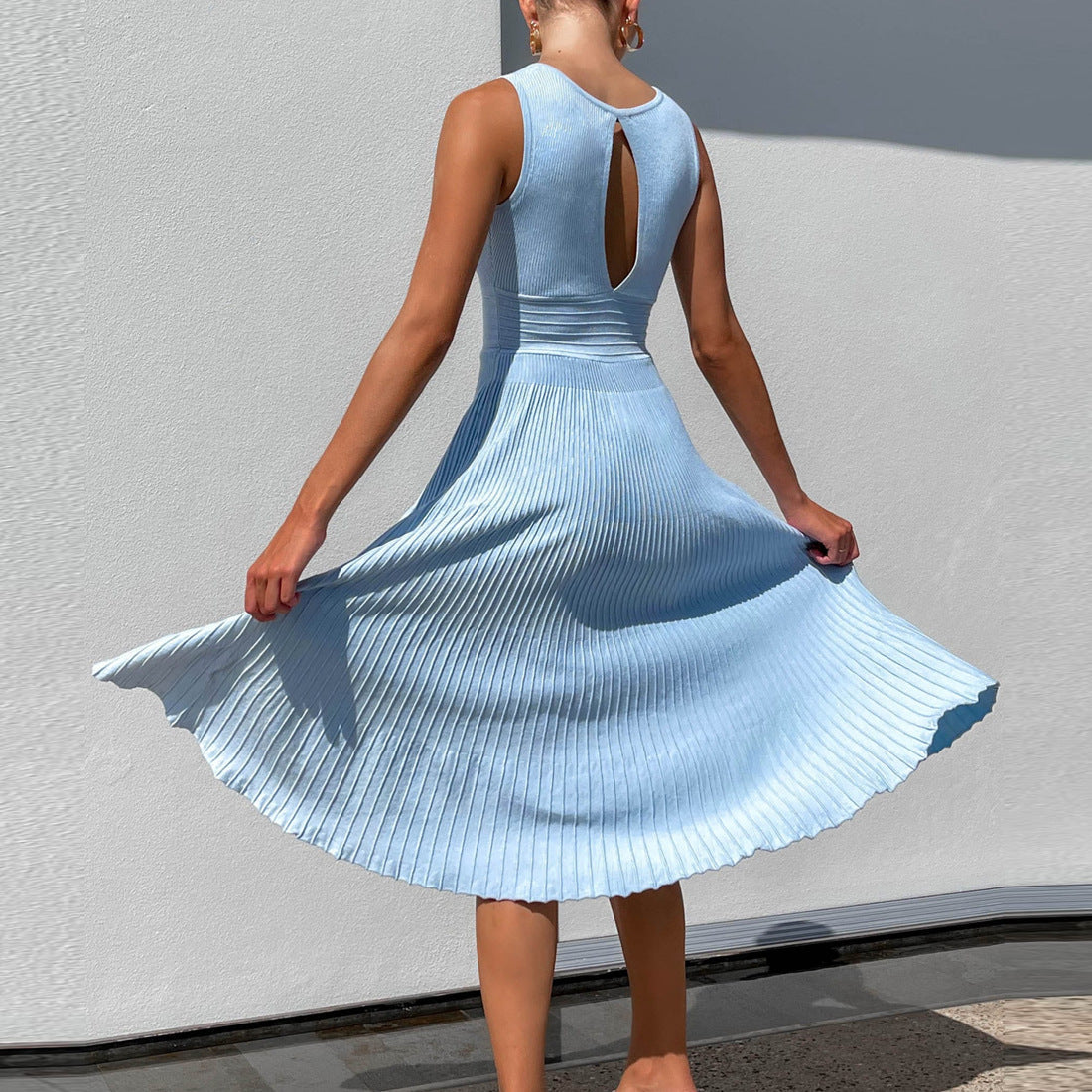 Women's Sleeveless Midi Dress with V-Neck and Pleated Skirt